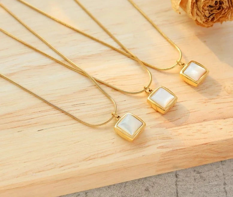 French Cold Wind Square White Sea Shell Pendant Necklace Niche Design Sweater Chain Titanium Steel Choker Girls Gift