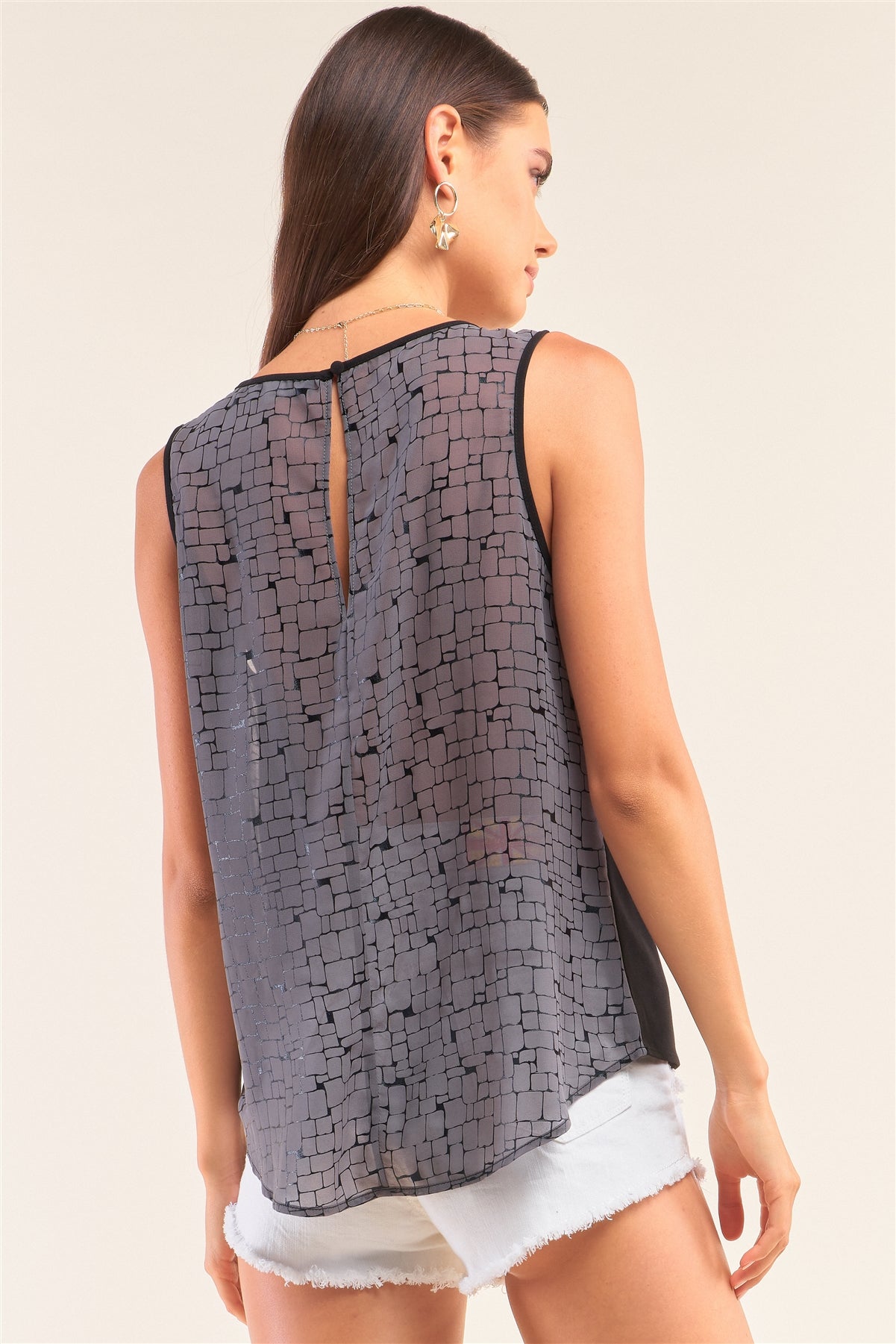 Women's Grey And Black Sleeveless Relaxed Fit Brick Pattern Print Mesh Round Neck Top